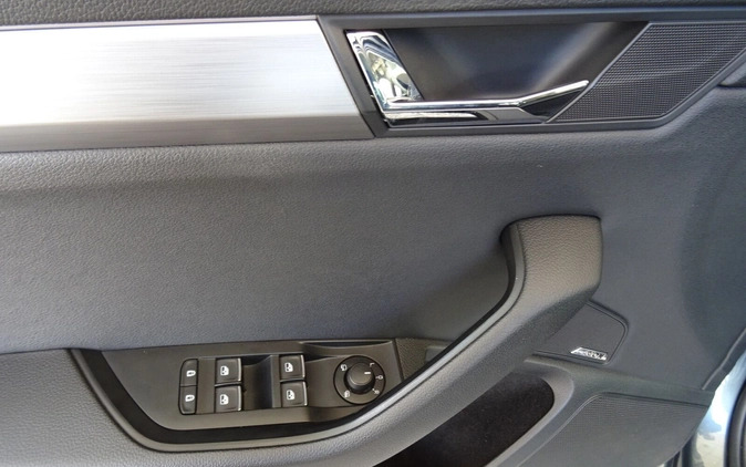 Skoda Superb cena 124900 przebieg: 106115, rok produkcji 2019 z Prabuty małe 254